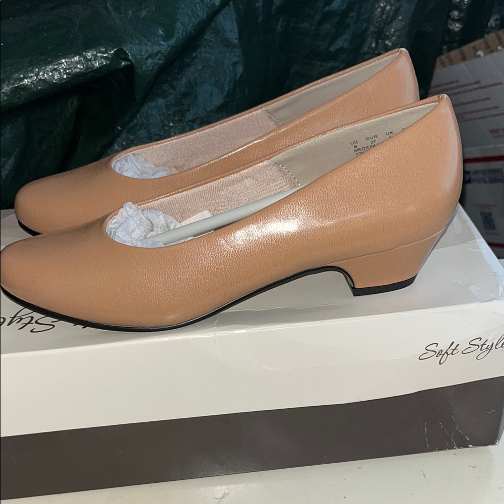Brand new Soft Style Women's Low Heel Flats